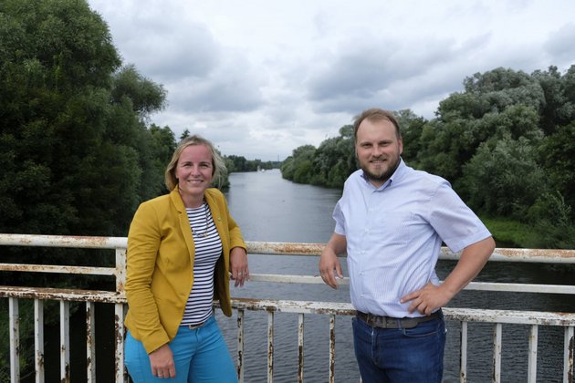 Franziska Reichel und Clemens Rostock auf einer Havelbrücke