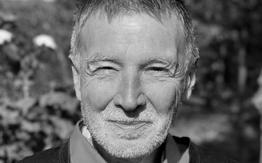 Porträt Thomas Henning schwarz weiß