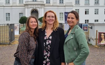 drei Frauen vor dem Schloß in Oranienburg