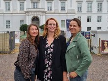 drei Frauen vor dem Schloß in Oranienburg