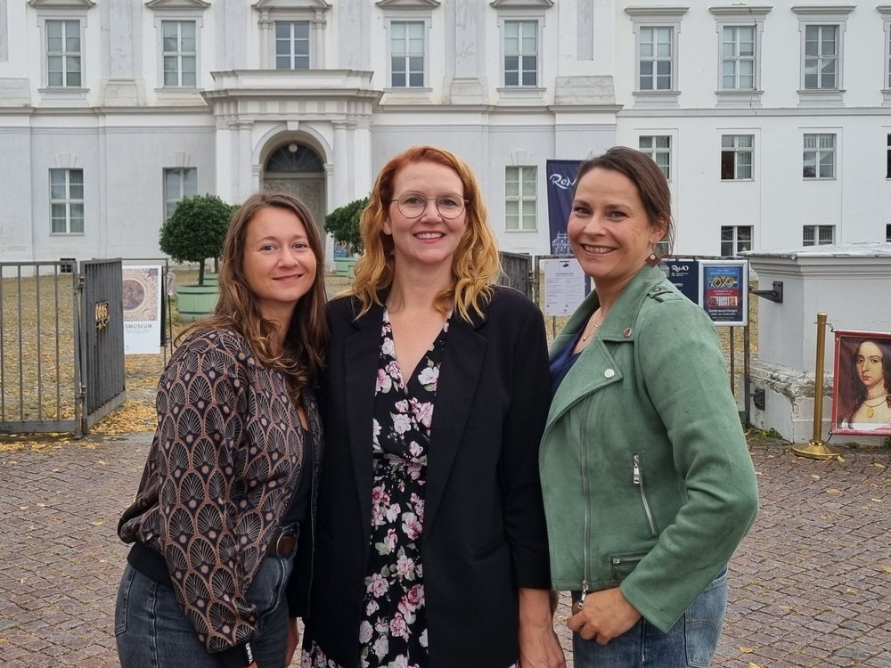 drei Frauen vor dem Schloß in Oranienburg