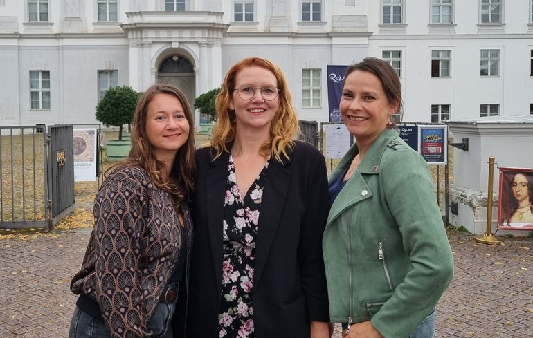 drei Frauen vor dem Schloß in Oranienburg
