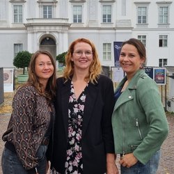 drei Frauen vor dem Schloß in Oranienburg