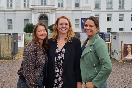 drei Frauen vor dem Schloß in Oranienburg